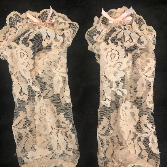 Amazing gloves, ivory lace with tiny pink bows - Picture 2 of 4